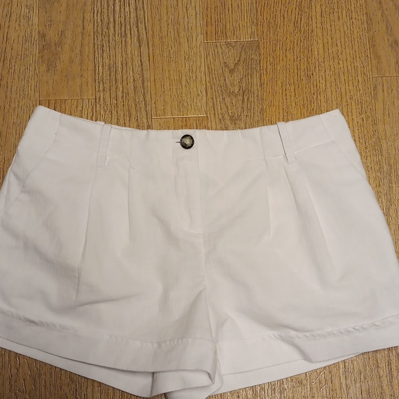 BY AND BY WHITE PLEATED SHORTS - Picture 2 of 4